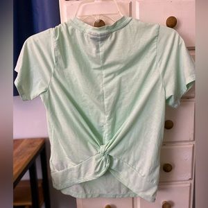 Women’s North Face tee with twist back.